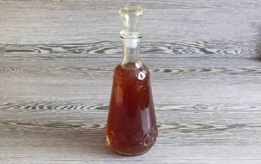 Belirtilen süreden sonra, içkiyi birkaç kat gazlı bezle kaplı bir elek ile süzün. Daha şeffaf bir içecek istiyorsanız, pamuk yünü ile ilave edin..