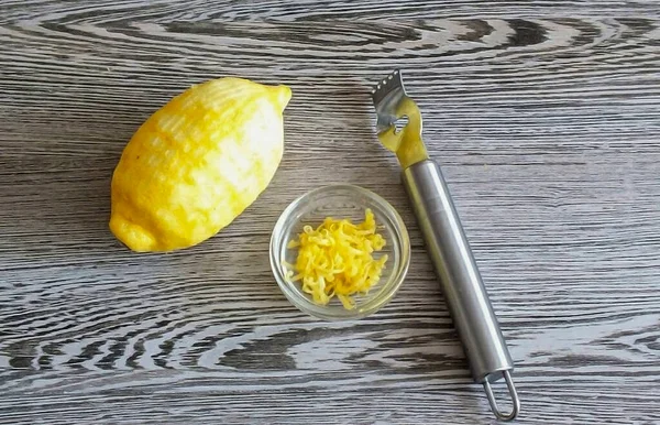 Pour Boiling Water Lemon Remove Zest — Stock Photo, Image
