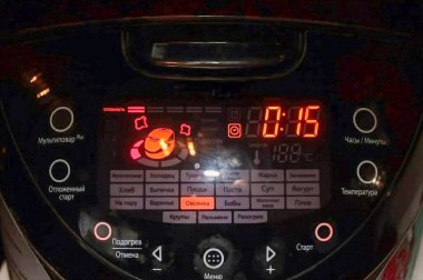 Genellikle kompostun 15 dakika boyunca pişirme modunda pişirilmesi gerekir. Ama düdüklü tencerem bu fonksiyona sahip değil, bu yüzden 