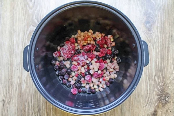 Put Frozen Berries Multicooker Bowl Took White Currants Raspberries Black — Stock Photo, Image