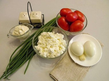 Salata için yemek hazırla. Domatesleri iyice yıka, 