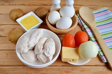 Salata için yemek hazırla. Tavuğu tuzlu suda kaynatın. Yumurtaları kaynatın, soğutun ve kabuklarını çıkarın. Domatesleri yıka. Başlayalım.!