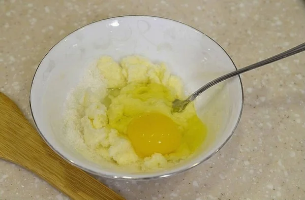 Προσθέστε Βανιλλίνη Αυγό Στο Μπολ Και Αναμείξτε Καλά — Φωτογραφία Αρχείου