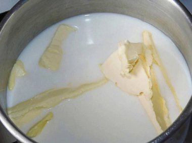 Tereyağını eritmek için krema ve tereyağını kaynat. Yumurtalara tereyağı ve tereyağı karışımını ince bir dereye ekle, ayrıca ellenmiş un ve kabartma tozu ekle. Yumuşak hamuru hafifçe yoğurmak için çırpın..