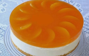 Pastayı kalıptan çıkar. Bu inanılmaz derecede narin, tatlı ve güzel pasta her şenlik masasını süsleyecek! Hazırlaması çok kolay ve meyve dolgusu kolayca yenisiyle değiştirilebilir..