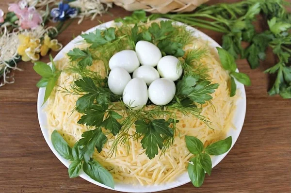 Top Con Uova Quaglia Sode Insalata Pronta Deliziosa Originale Insalata — Foto Stock