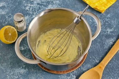 Su kabını bir su banyosuna (su, yumurta kabının dibine değmemeli) koyun ve düşük sıcaklıkta sürekli karıştırın, yumurta kütlesini kalınlaşana kadar getirin. Tutarlılık ekşi krema gibi olmalı..