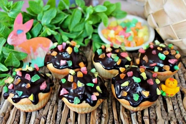 Kural olarak, Paskalya pastaları beyaz maya hamurundan yapılır, ama herkes bu tür hamur işleri için uygun değildir. Kek hamurundan pasta yapmayı öneriyorum. Tadı da geleneksel maya hamuru kadar güzel. Pişmiş yiyeceklere şekerli meyve ekle. Yardım edin!