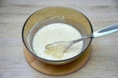 Krep hamuruna bir çorba kaşığı sebze yağı ekle. Kızartma tavasını önceden ısıt, ilk krepi kızartmadan önce sebze yağıyla yağla, daha fazla yağlanmaya gerek yok. Kızartma her iki tarafta normal krep gibi yazıldı..