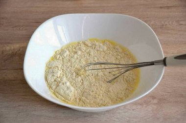 Unu bir kaseye karıştır, hiç topak bırakmamaya çalış..