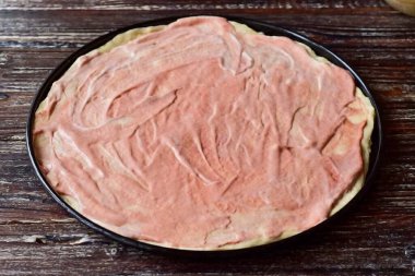 Mayonez ve domates ezmesiyle fırçala..