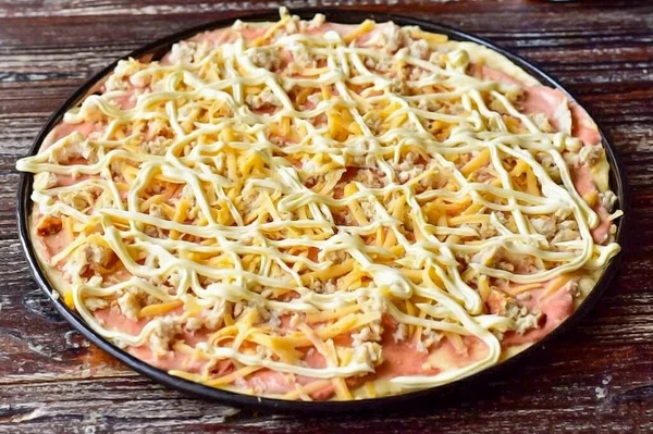 Kläm Lite Mer Majonnäs Toppen För Att Göra Pizzan Saftigare — Stockfoto
