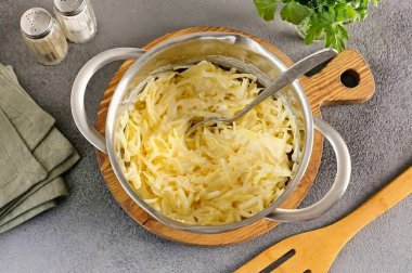 Patateslerin kararmasını önlemek için hemen ekşi krema ekleyin ve karıştırın..