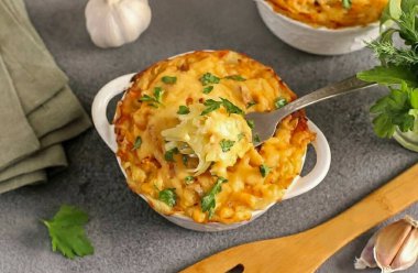 Romanoff patatesleri hazır. Afiyet olsun! Hem kendi başına hem de meze olarak servis edilebilecek çok lezzetli ve bütçeli bir yemek. Tarifi not al.!