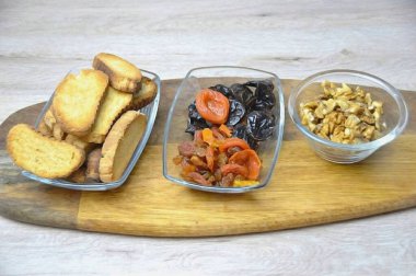 Vanilyalı kraker, kurutulmuş meyve, kıyma makinesinde fındık ya da mikserde.