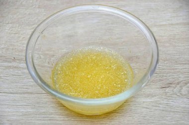 Jelatini üç çorba kaşığı suyla doldur, 5-10 dakika demlensin..