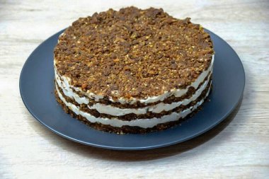 Pastayı 18 cm çapında bir kalıba dökün, yan tarafa asetat bir bant yerleştirin, kırıntıyı 4 parçaya, ekşi krema kütlesini 3 parçaya ayırın. Birleştirirken, sırayla tüm katmanlar üst katman kırıntılardan oluşur. Evet.