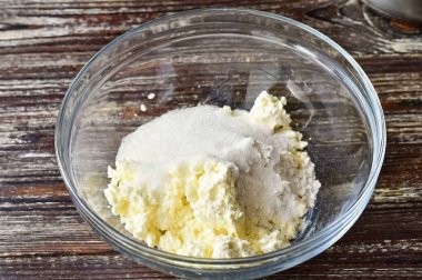 Kaymağı bir kaseye koy, şeker ekle..