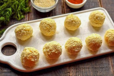 Yumuşak, hafif tuza kadar bütün bileşenleri iyice karıştır. Aynı boyutta dokuz top yuvarla..