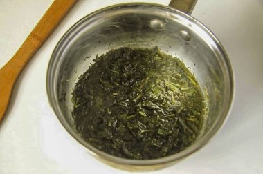 Yeşil hamurlar için yeşilliklere ihtiyacımız var. Ispanak ideal, ama karışık yeşilliklerim var. Bunlar maydanoz, dereotu ve biraz ıspanak. Dondum. Yeşiller tazeyse bıçakla doğra. 7-8 tbsp 'ye ihtiyacın olacak. Yeşillikleri bir bardakla doldur 