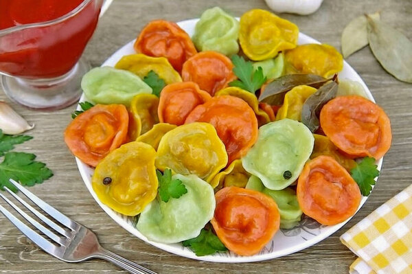 Готовые цветные пельмени подаются так же, как традиционные, со сметаной, маслом или любым соусом. По вкусу они ничем не отличаются от своих обычных белых аналогов, но по внешнему виду они, несомненно, ярче и не радуются