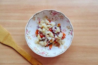 Kaynatılmış balık filetosu, soğuk, kes ve salataya ekle..