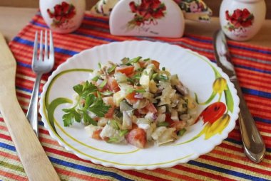 Salata hazır. Atıştırmalık olarak servis et. Kopenhag salatası, görünüşte uyumsuz malzemeler içeren sıradışı ve ilginç bir aperatiftir. Yine de, salatanın yeni ve ilginç bir tadı var. Balık severler buna minnettar kalacaktır..