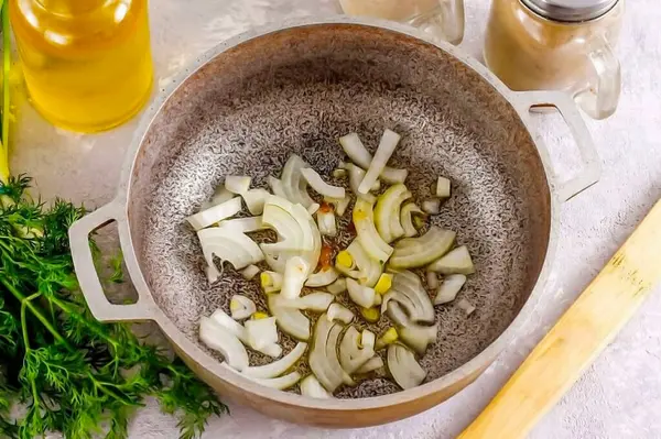 洋葱去皮 用水冲洗 切成半环或小方块 放入热植物油放在大锅中大约3 4分钟 你可以选择在这个阶段添加胡萝卜 — 图库照片