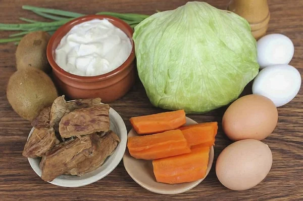 Bereiten Sie Alle Zutaten Grüne Zwiebel Naturjoghurt Gekochtes Rindfleisch Schwarzer — Stockfoto