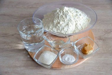 Tüm malzemeleri hazırlayın. Sebze yağı buğday unu. Mayalı tatlı şeker suyu..