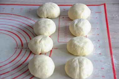 Her bir hamur parçasını düz bir yüzeyde bir topa yuvarla..