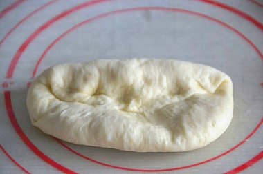 Bir dönüş yap ve düz bir yüzeyde çimdikle..