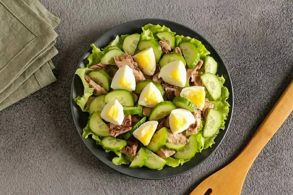 Cut the egg in half and then cut each half into 4 pieces. Add the egg to the rest of the ingredients. Fish diet salad is ready. You can add salt to taste or drizzle with olive oil, I just pour a little juice on top of the salad, which remains in the