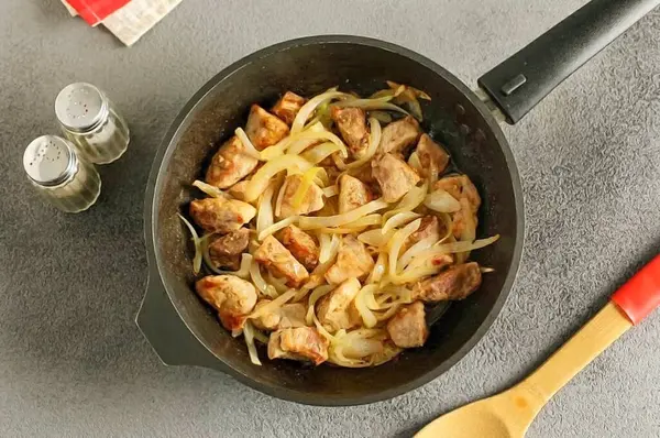 Voeg Veren Gehakte Uien Toe Aan Het Vlees Bak Alles — Stockfoto