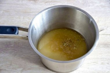 Ateşe şeker, su ve agar soslu bir tencere koy, doğranmış lavanta çiçeği ekle, kaynat, 2 dakika boyunca kaynat..