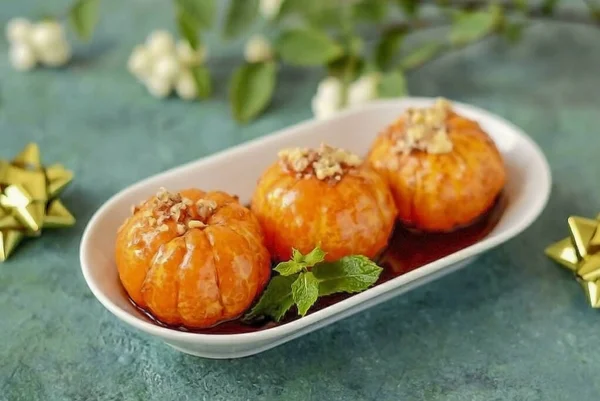 Mandarinen Vor Dem Servieren Mit Gehackten Nüssen Bestreuen Guten Appetit — Stockfoto