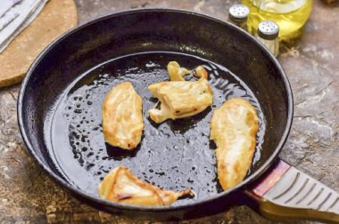 Her iki taraftaki filetoları 3-4 dakika pişir..