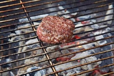 Fazla nemden kurtulmak için iyice dövün ve altın olana kadar her iki tarafında ızgara yapın..