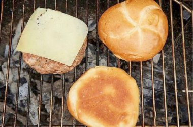 Çöreklerin sostan ıslanmasını önlemek için kurutulmaları gerekir. Ekmeği ikiye böl, yüzeye zeytinyağı serp ve kıtır kıtır olana kadar ızgarada kurut. Pirzolaya Çedar peyniri koy..