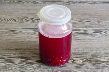 Naylon kapakla kaplayın ve 15-20 gün boyunca karanlık bir yerdeki tentürü temizleyin. İlk beş gün tentürü sallamak gereklidir..