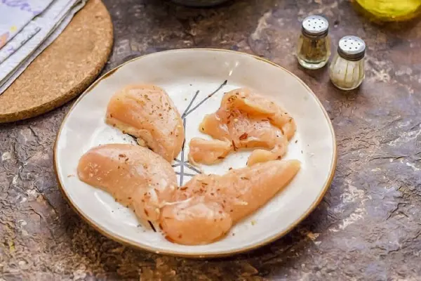 Tavuk Filetosunu Küçük Parçalara Ayır Baharatlarla Serp — Stok fotoğraf