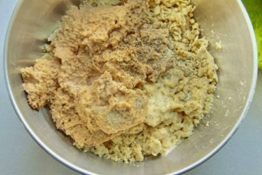 Yulaf ezmesi ve doğranmış nohutları birleştirin. Tadına limon suyu, tuz ve baharat ekle..