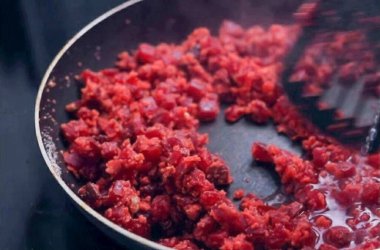 Bırak soğusun ve köfteye dönüşsün. Köfteleri ekmek kırıntılarına batırıp çıtır çıtır olana kadar bol bol sebze yağında kızart. Bitmiş pirzolaları kağıt havluya koy..