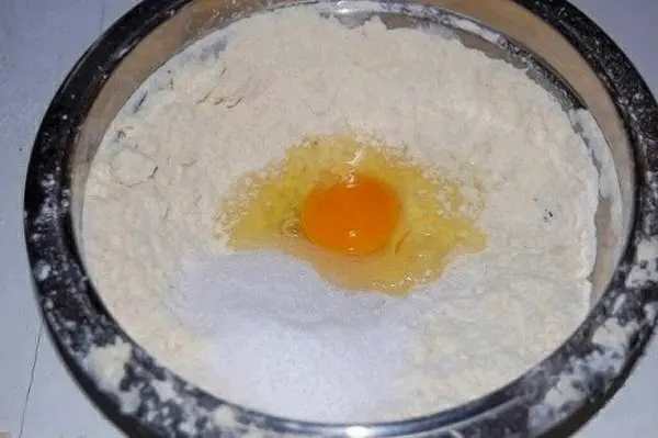 Κάντε Μια Διαφάνεια Στο Κέντρο Βάλτε Αυγό Ζάχαρη Και Ξύσμα — Φωτογραφία Αρχείου