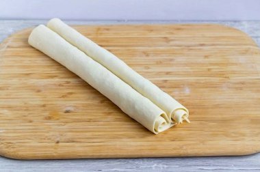 İki ucu birbirine doğru kıvır..