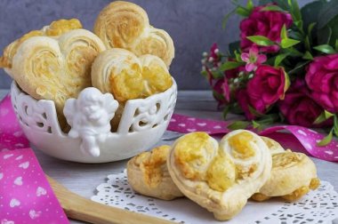 Sevdiklerinizin tadını çıkarın. Lezzetli, çıtır çıtır ve çok tatlı kurabiyeler. Peynirli. Bize sadece iki malzeme ve güzel bir şey yapmak için büyük bir arzu lazım! Afiyet olsun.!