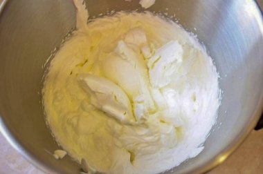 Krema yapmak için, yoğun krema çırpın, pudra şekerli, yumuşak ve istikrarlı krema yapın. Sonra peyniri karıştır..