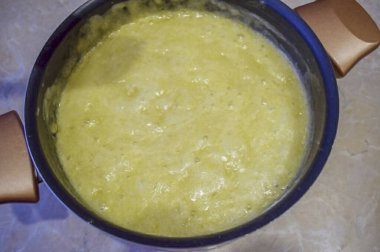 Tavayı ısıtıcıdan çıkarın ve hemen kabartma tozu ekleyin. Her şeyi aktif olarak karıştır. Bal gazozla tepkimeye girdiğinde tüm kütle güçlü bir şekilde köpürmeye ve hacmi artmaya başlayacak. Hareketli bir hareketten sonra, biraz ısınana kadar her şeyi serinlet..