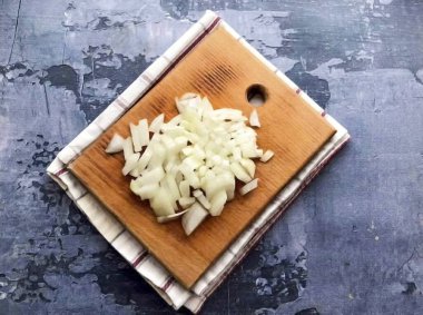 Soğanı soy ve ince ince doğra..