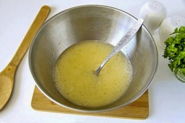 Yumurta, su ve sebze yağını derin bir kasede birleştir. 0.5 tsp ekle. Tuz ve her şeyi iyice karıştır.